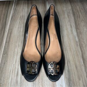 Tory Burch Benton Peep Toe Wedge Heels Black Leather Gold Tone Logo Women Sz 9.5
